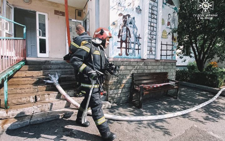 У київській багатоповерхівці зайнялася пожежа, є жертва