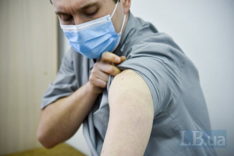 В очереди на вакцинацию от ковида - 155 тысяч украинцев
