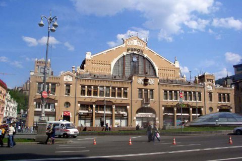 С Бессарабского рынка в Киеве убрали коммунистическую символику