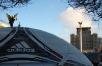 Киев украшают евромячами 