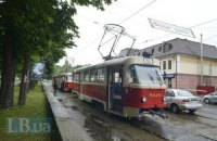 Припарковані на рейках автомобілі заблокували рух трамваїв на Верхньому Валу в Києві