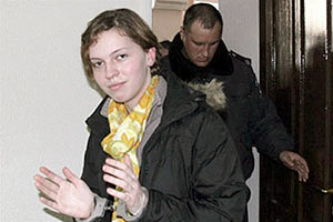 ​Студентку, жарившую яичницу на Вечном огне, отпустили из СИЗО