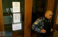 Округ №11: людей выгнали их окружкома. "Беркут" забаррикадировал вход