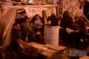 На Майдане митингуют около 2 тысяч человек