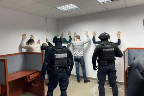 Кіберполіція викрила колекторську фірму, яка шантажувала боржників порнографією