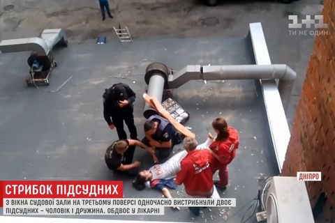 Двоє підозрюваних вистрибнули з третього поверху суду в Дніпрі