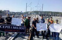 Строители моста на Выдубицком вокзале требуют выплатить им зарплату