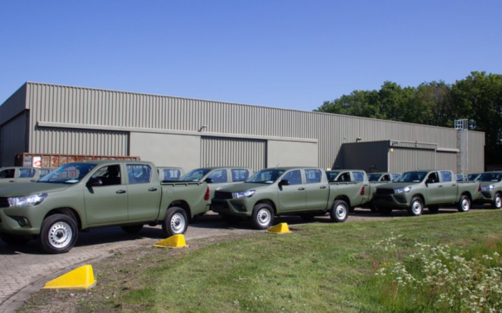 Нідерланди передали Україні понад 60 пікапів Toyota Hilux та сучасні безпілотні системи