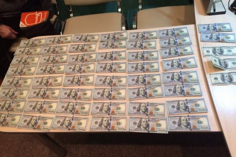 В Черновцах полковник полиции задержан при получении $11 тыс. взятки 
