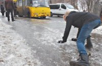 На дорогах Киевщины сегодня “желтый” уровень опасности из-за гололеда