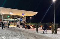 У пункті пропуску "Угринів-Долгобичув" розпочали оформлення великовагових вантажівок
