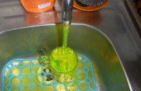Киевлян просят не пугаться зеленой воды из-под крана