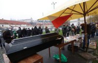 В Чехии протестующие принесли гроб к дому премьера
