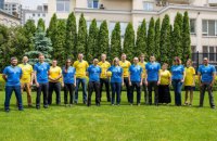 Працівники посольства США сфотографувалися у новій формі збірної України