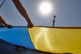 УНП покрыла Майдан гигантским флагом Украины (ФОТО+ВИДЕО)