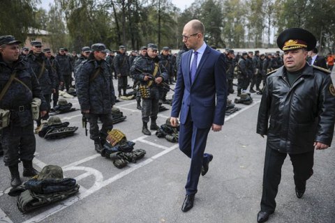 Яценюк поручил Полтораку начать расчеты для перехода на контрактную армию