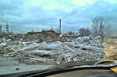В Киеве убрали огромную свалку люминесцентных ламп