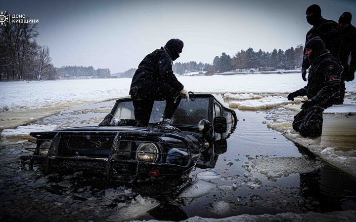​На Київському морі автомобіль з двома людьми провалився під лід