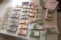 В ходе обысков у руководства Броварской налоговой инспекции изъяли €180 тыс и $100 тыс.