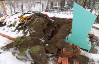 На кладбище в Одесской области вандалы разрыли могилу и устроили посиделки рядом с гробом