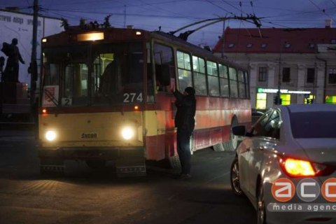В Черновцах сорвало крышу кинотеатра, часть города – без уличного освещения