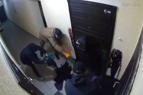Підкидали нутрощі та принижували: на Київщині затримали молодиків, які погрожували адвокату