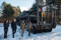 Порошенко передав артилеристам ще один супертягач Oshkosh