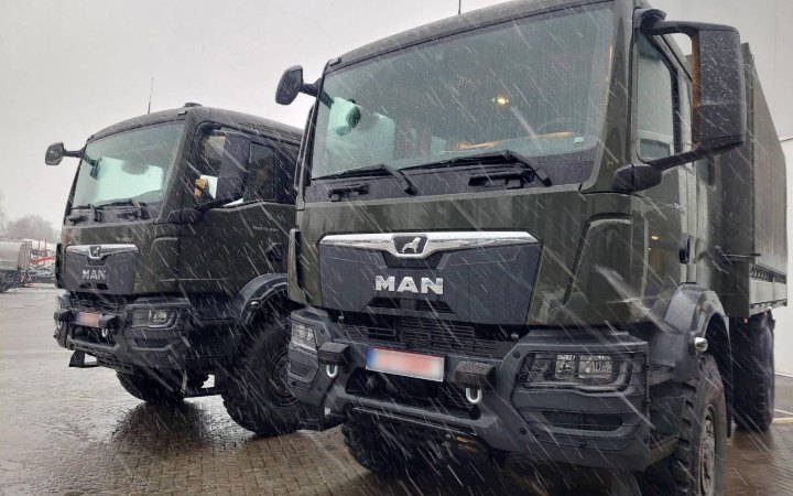 В Україну прибули вантажівки-позашляховики для ЗСУ