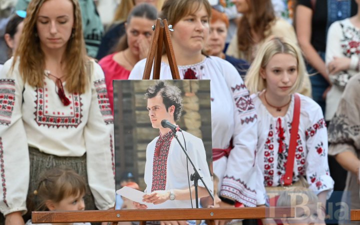 У Києві вшанували засновника "Мегамаршу у вишиванках", полеглого бійця Андрія Бабінського