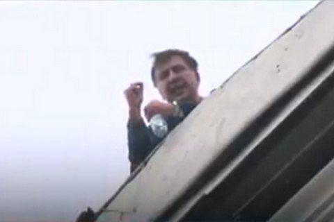 Саакашвілі виліз на дах будинку через обшук у його квартирі (оновлено)