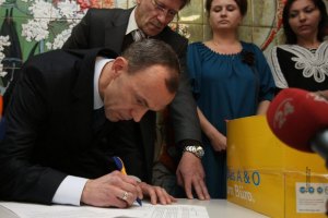 БЮТ собирает подписи за отставку Пшонки