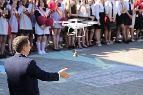 ​В Беларуси на последнем звонке вместо первоклассницы запустили дрон с колокольчиком