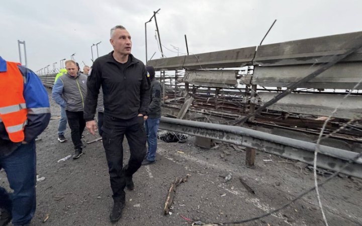 У Києві внаслідок атаки пошкоджено Південний міст. Його перекрили, змінено рух транспорту