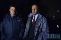 Яценюк и Тягнибок увидели на участках обмороки, беспорядок и закрытые двери