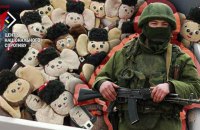 Окупанти примушують українських дітей робити обереги для військових