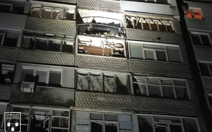 У Сумах російський БпЛА влучив у багатоповерхівку (оновлено)