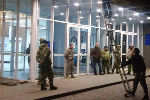 Семенченко с людьми в камуфляже "взял под охрану" мэрию Кривого Рога