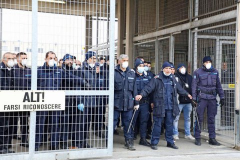 Карантин из-за коронавируса привел к тюремному бунту в Италии