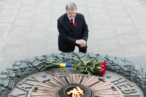 Порошенко: пятый год потомки победителей нацизма защищают Украину от российской агрессии
