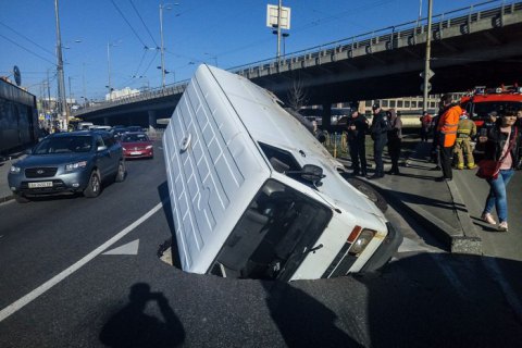 В Киеве на Демеевской микроавтобус на ходу провалился в яму