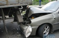 В Киеве на проспекте Бажана лихач на Daewoo влетел под грузовик