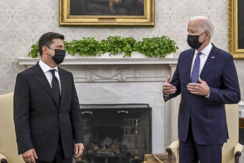 Байден заверил Зеленского в решительном ответе США и союзников в случае вторжения России в Украину