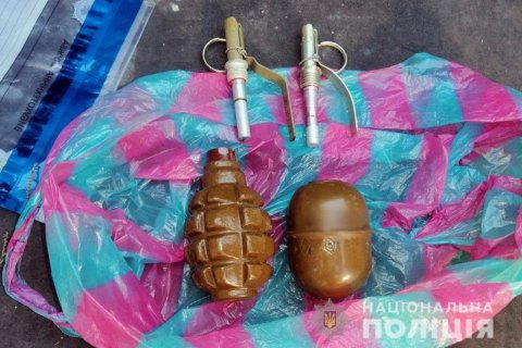 На Донеччині поліцейські рятували кошеня і знайшли у покинутому гаражі гранати