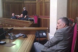 "Регионалы" взяли трибуну Рады под защиту