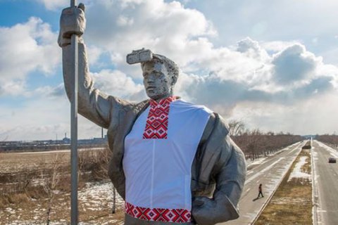 Памятник сталевару на въезде в Мариуполь одели в вышиванку