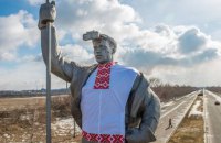 Памятник сталевару на въезде в Мариуполь одели в вышиванку