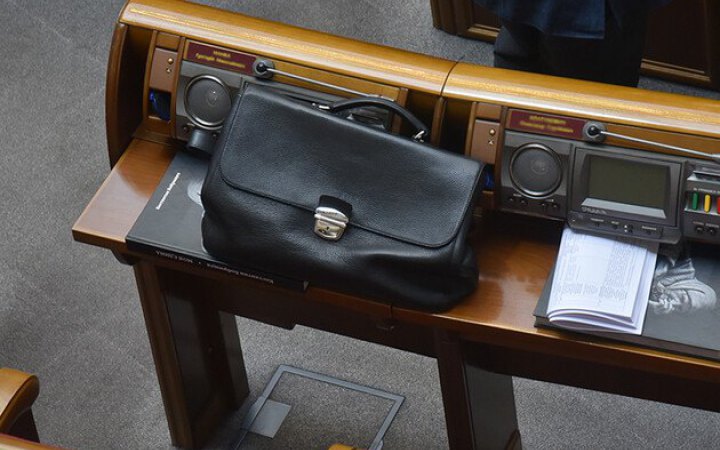 Рада не прийняла жодного рішення і провалила три постанови. В залі було лише 109 нардепів