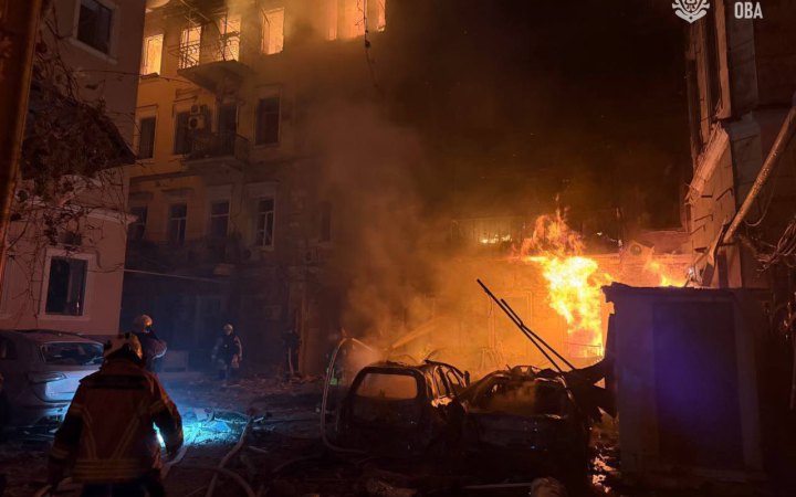 Головне за ніч та ранок неділі, 9 серпня: масована атака на Одещину, понад 230 боєзіткнень, удар по багатоповерхівці в Харкові  