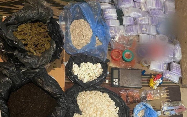 Поліція викрила наркоугруповання, що продавало заборонені речовини щомісяця на майже 10 млн грн 