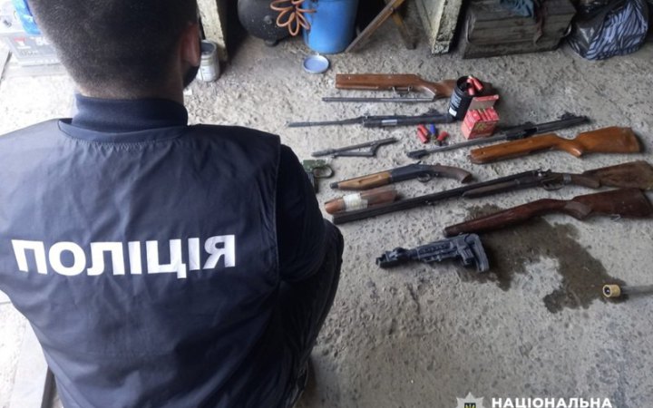 За тиждень правоохоронці виявили 20 схронів зі зброєю у всій країні